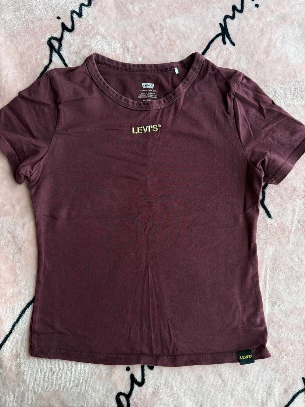 Burgundy Levi's baby tee in XS